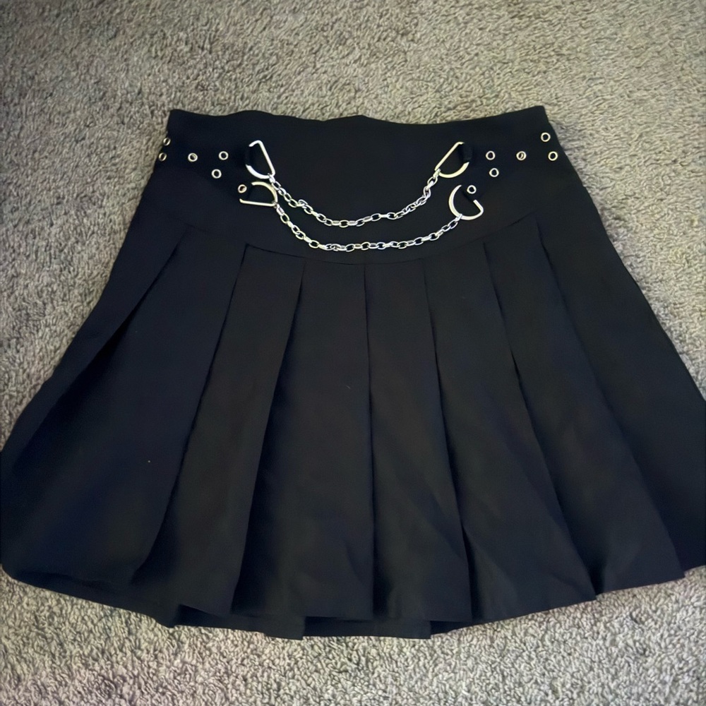 ROMWE Black Pleated Skirt with Chain Detail
